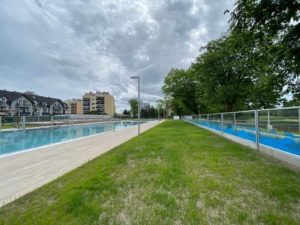 ekrany chronią przed hałasem na basenie w Brzegu Basen w Brzegu - ekrany chronią mieszkańców pobliskiego osiedla